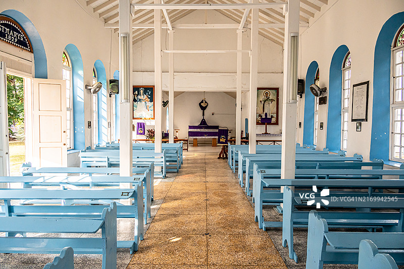 圣文森特和格林纳丁斯贝基亚岛加勒比海边的古朴木制教堂图片素材