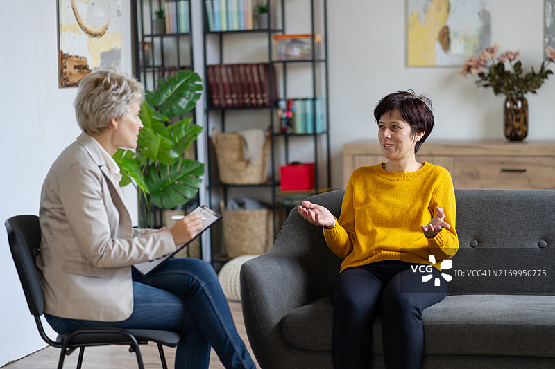 治疗师与客户咨询图片素材