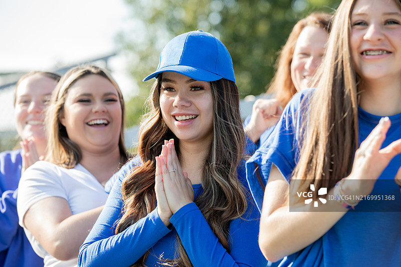 女人们在比赛中为她们最喜欢的大学运动队欢呼图片素材