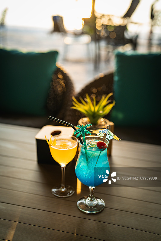 桌上的蓝橙色海滩鸡尾酒图片素材