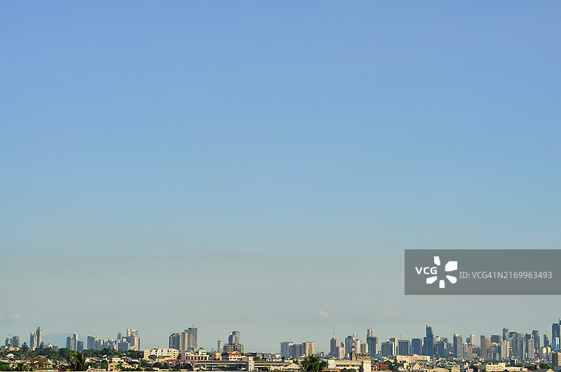 晴朗蓝天下马尼拉城市天际线图片素材