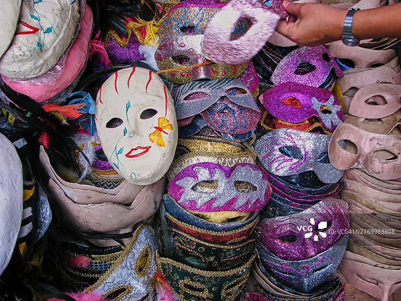 公共市场里的一堆纸浆面具图片素材