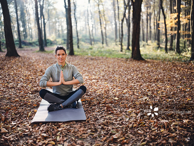 秋季瑜伽冥想练习图片素材