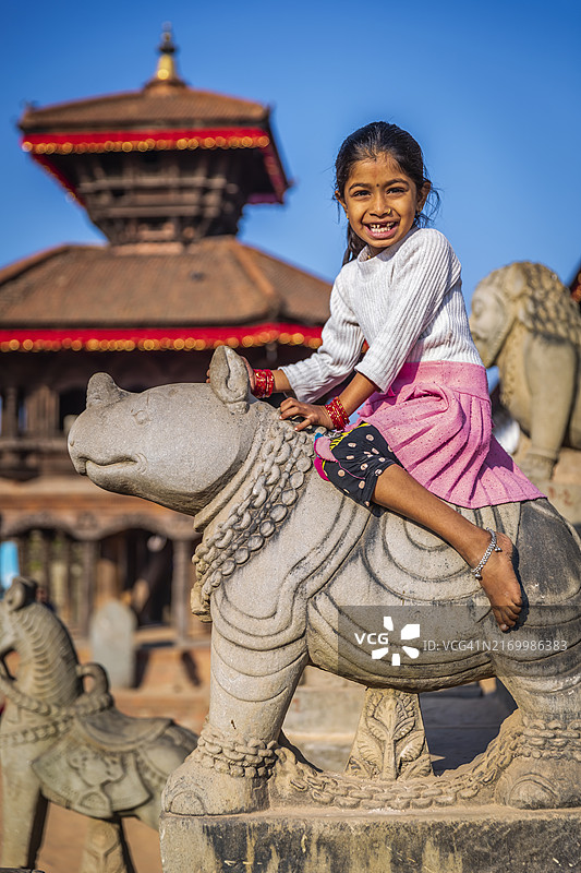 在巴克塔普尔印度教寺庙玩耍的尼泊尔小女孩图片素材