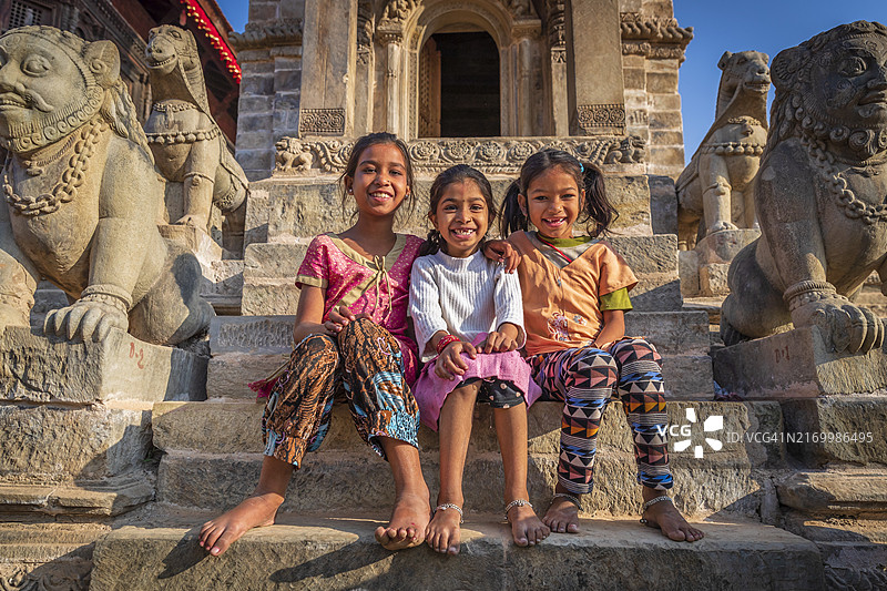 尼泊尔年轻女孩在巴克塔普尔印度教寺庙玩耍图片素材