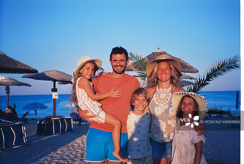 在夏季假期中一个美丽的家庭的肖像图片素材
