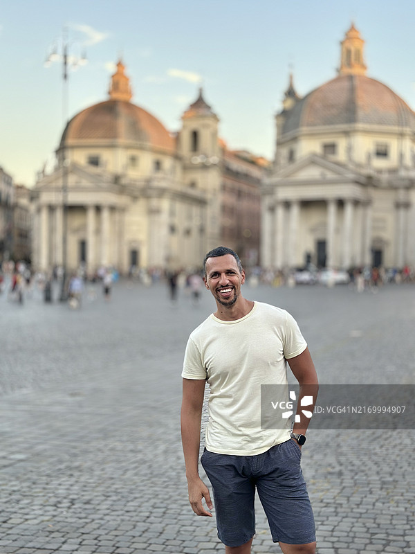 在意大利罗马旅行的微笑游客肖像图片素材