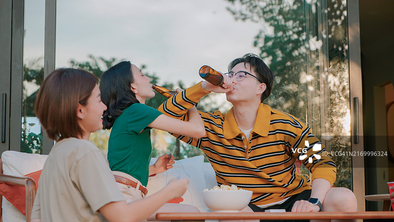 亚洲朋友玩纸牌游戏图片素材