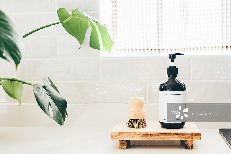 生态友好型刷子和肥皂图片素材