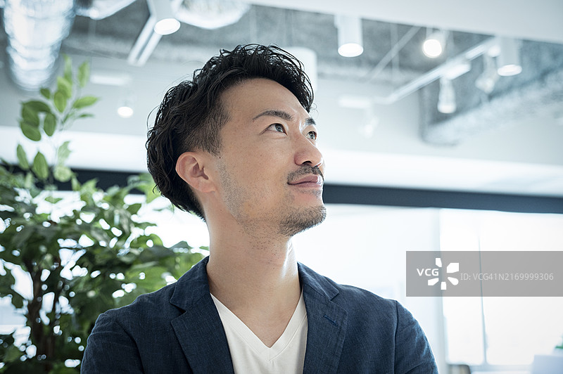 年轻的日本初创企业高管在可持续办公空间内图片素材