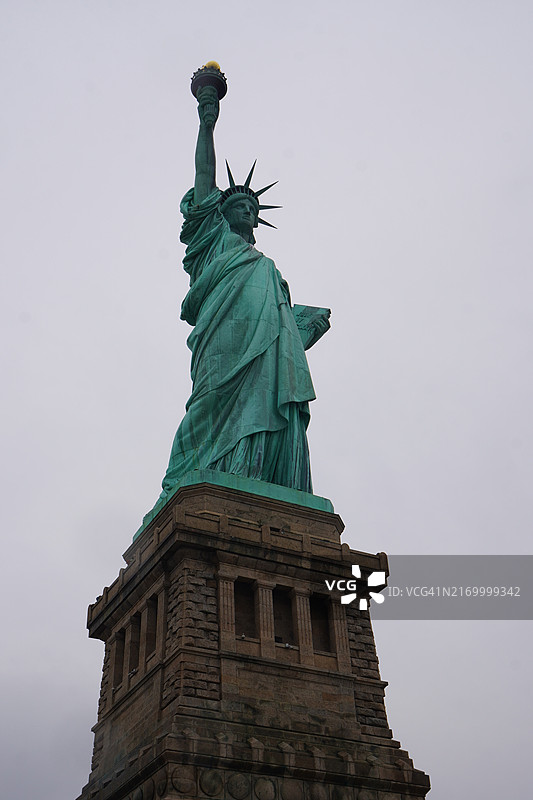 美国纽约市的自由女神像及基座图片素材