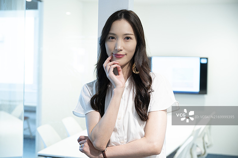 一位快乐的亚洲女性IT专业人士特写镜头图片素材