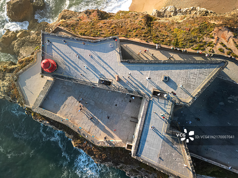 葡萄牙纳扎雷灯塔和北滩巨浪航拍（2024年）图片素材