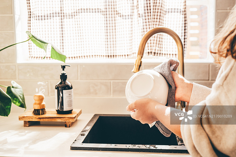 女人洗碗图片素材