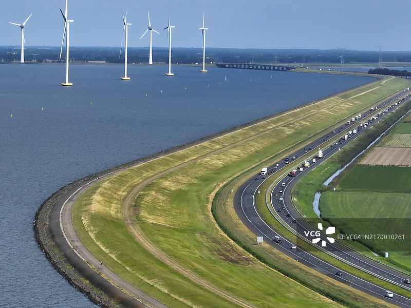 荷兰弗莱福兰省A6高速公路夏季交通图片素材