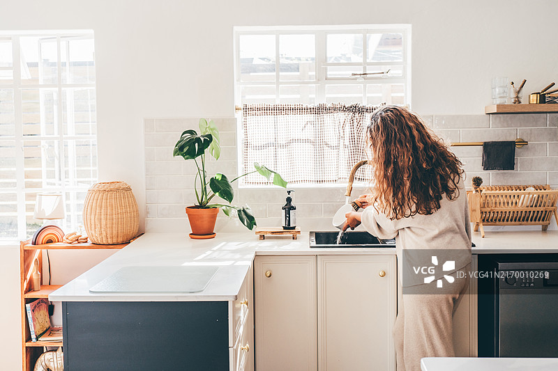 女人洗碗图片素材