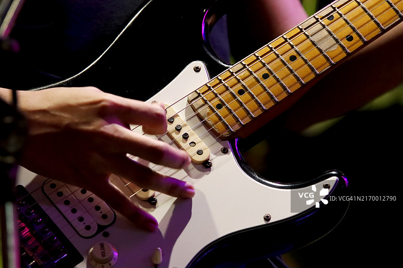 摇滚吉他手在现场表演中弹吉他图片素材