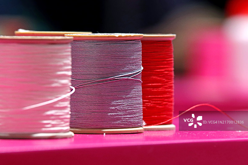 小型企业工作室中一组不同颜色的缝纫线图片素材