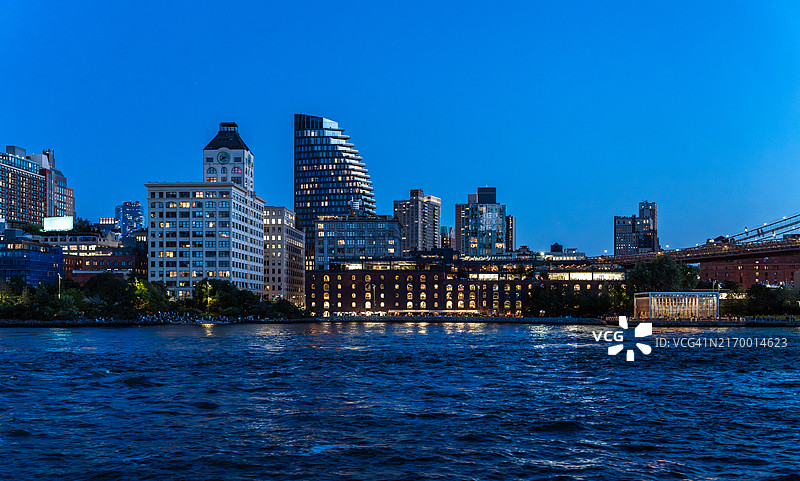 暮光下的DUMBO布鲁克林天际线图片素材