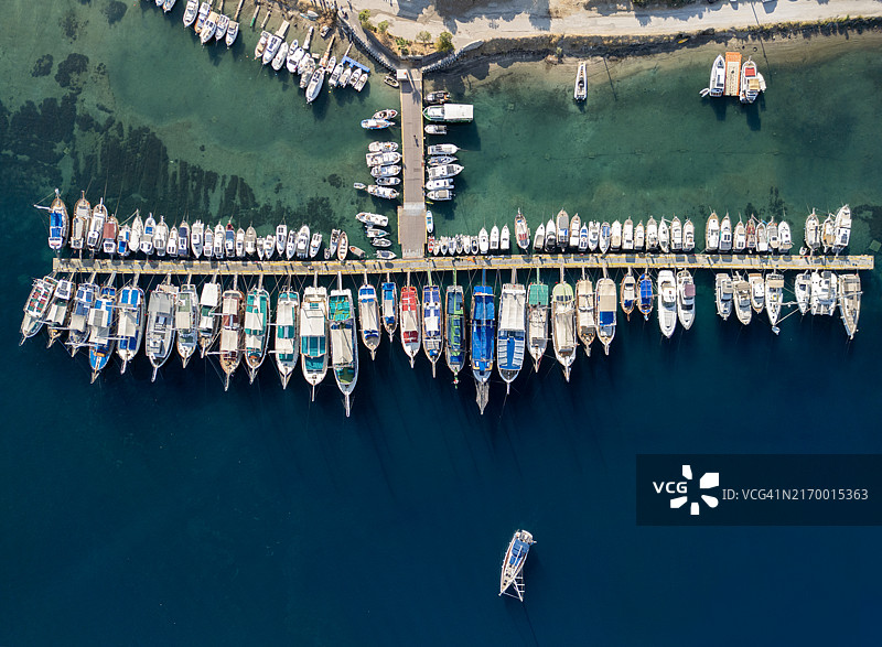 码头帆船和游船鸟瞰图片素材