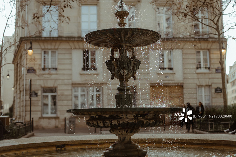 巴黎埃斯特拉帕德广场的喷泉-《艾米丽在巴黎》取景地图片素材