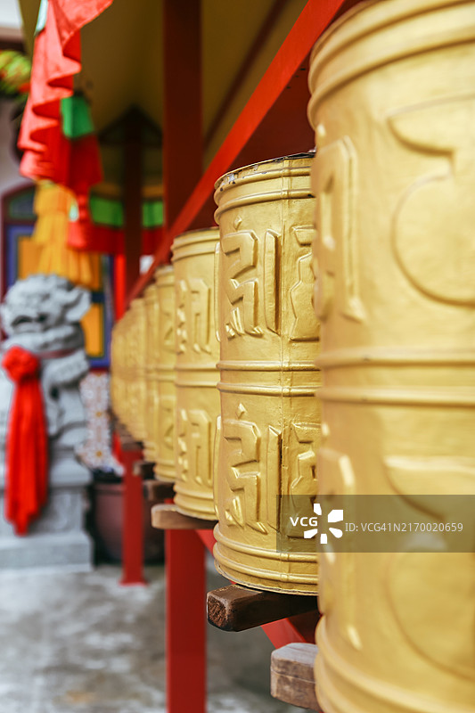 马来西亚佛教寺庙金色藏族转经筒图片素材