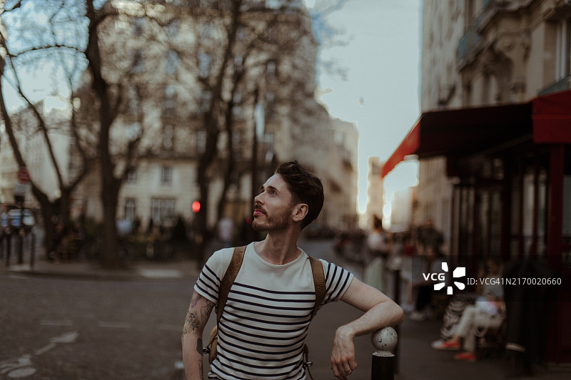 男人站在巴黎的埃斯特拉帕德广场图片素材