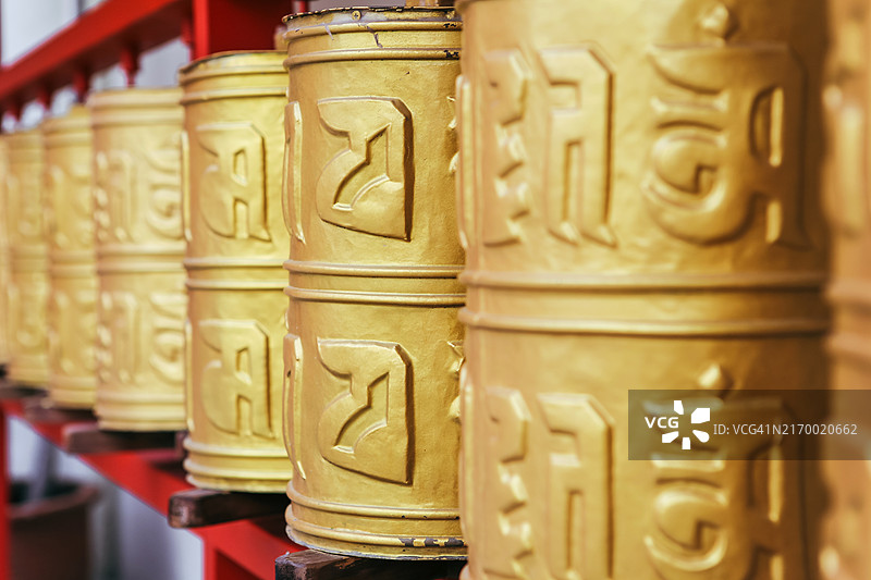 马来西亚佛教寺庙金色藏族转经筒图片素材