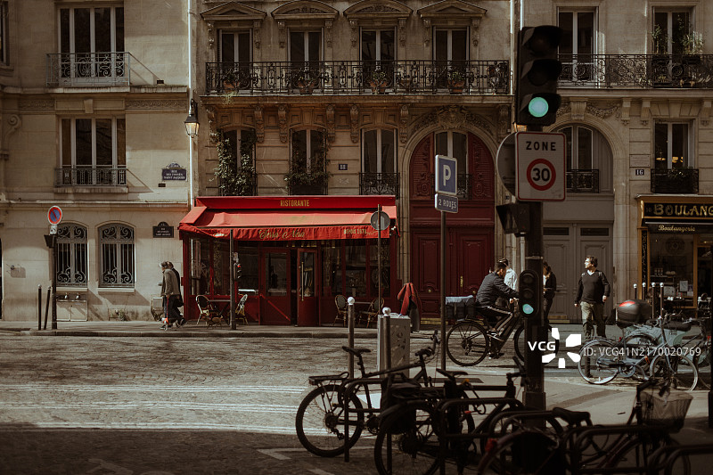 巴黎埃斯塔帕德广场的餐厅 - 《艾米丽在巴黎》中的加布里埃尔餐厅图片素材