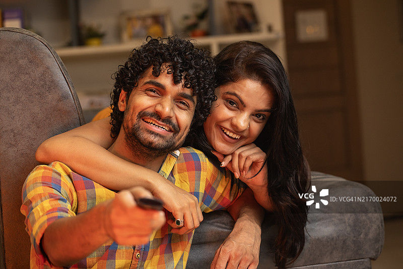 在家看电视的快乐男人和女人图片素材