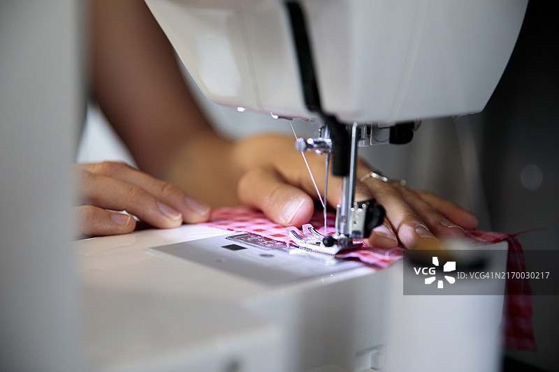 缝纫机前的女裁缝图片素材