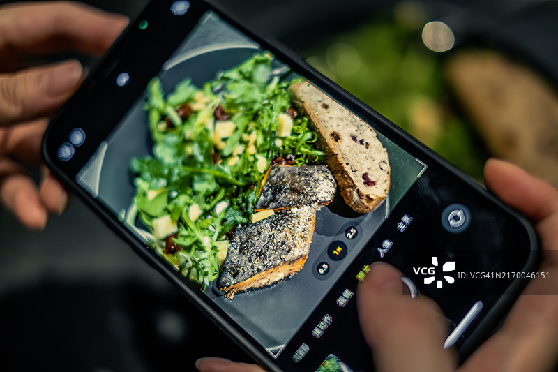 手机拍摄烤三文鱼沙拉图片素材