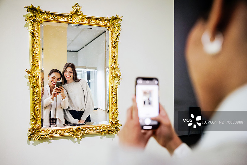 朋友们在美术馆自拍，表达对艺术的热爱图片素材