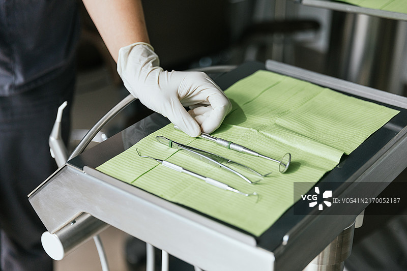 牙医拿起牙科器械进行检查图片素材