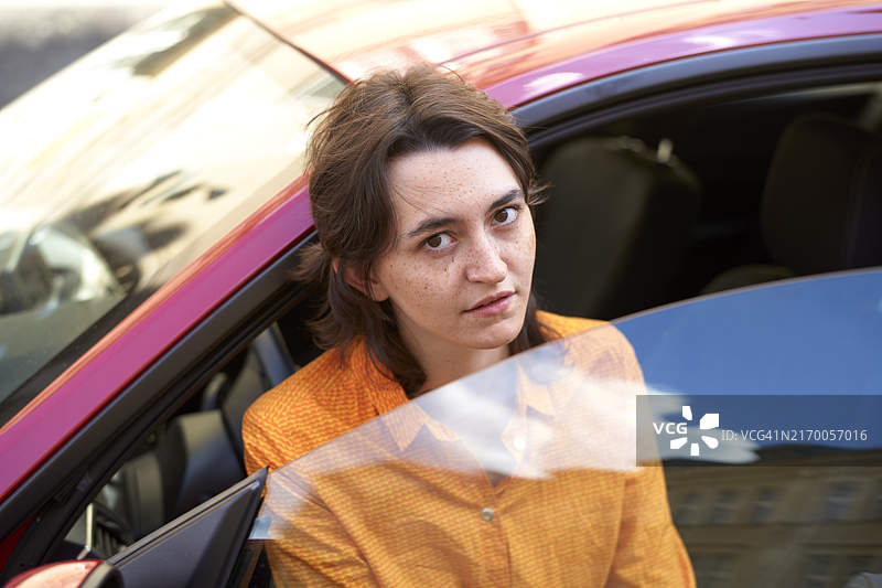 阳光明媚的汽车交付场景，交付司机准备在繁华的城市街道上开始下一段旅程图片素材