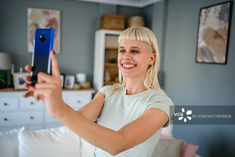 在家自拍的女人图片素材