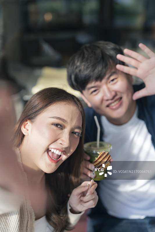 亚洲情侣在餐厅自拍图片素材