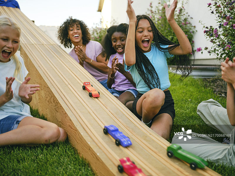 后院赛车女子俱乐部图片素材