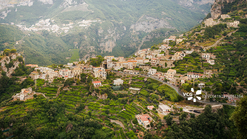 阿马尔菲海岸蓬托内村及梯田果园的石灰岩山地景观航拍，联合国教科文组织世界遗产，意大利南部图片素材