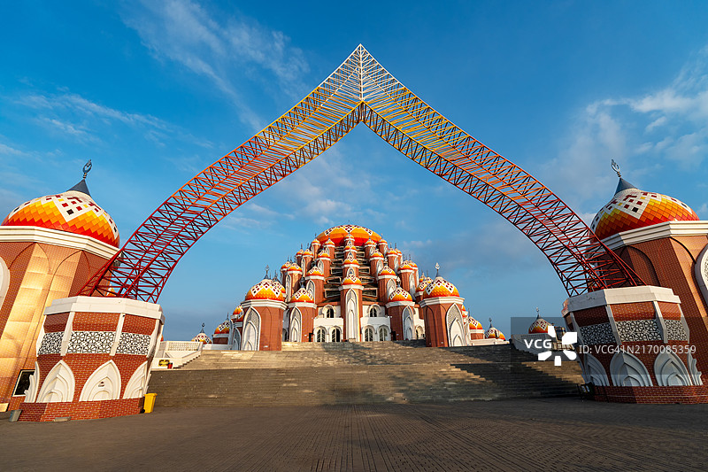 望加锡洛萨里海滩的Asmaul Husna 99穹顶清真寺图片素材