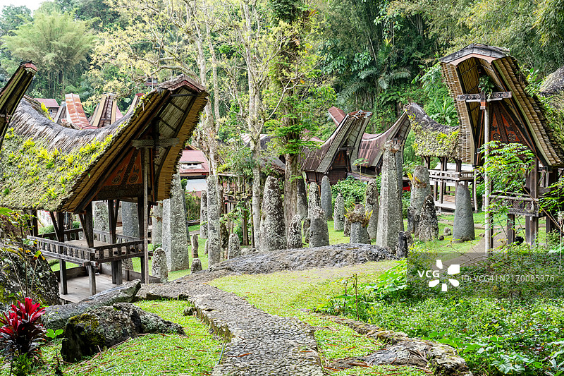托拉雅博里卡利姆邦的托孔南房屋和门希尔石圈图片素材
