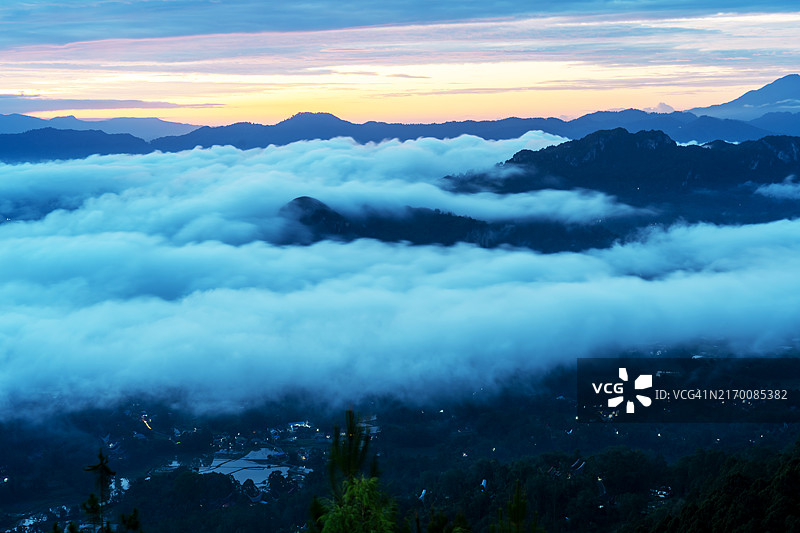 从托拉加洛莱托通比看日出图片素材