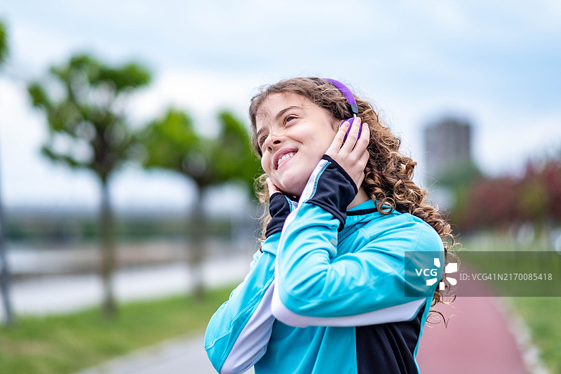 卷发女孩听音乐图片素材