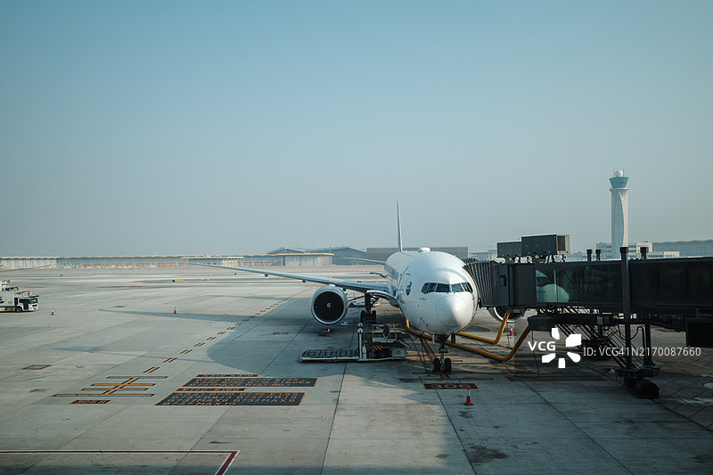 停靠在机场的商用飞机图片素材