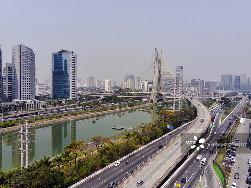 皮涅罗斯边缘区和著名斜拉桥图片素材