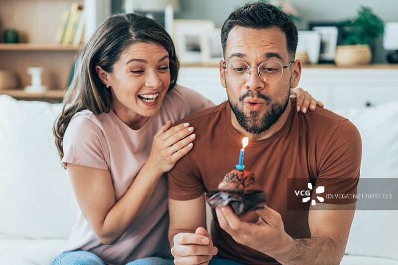 幸福情侣庆祝生日图片素材