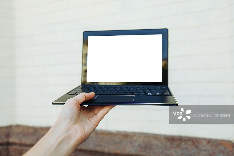 女人拿着超极本电脑图片素材