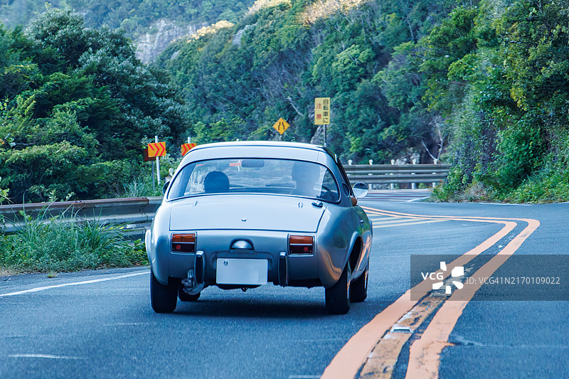 罕见而珍贵的经典跑车在山坡上疾驰，丰田Sport 800图片素材