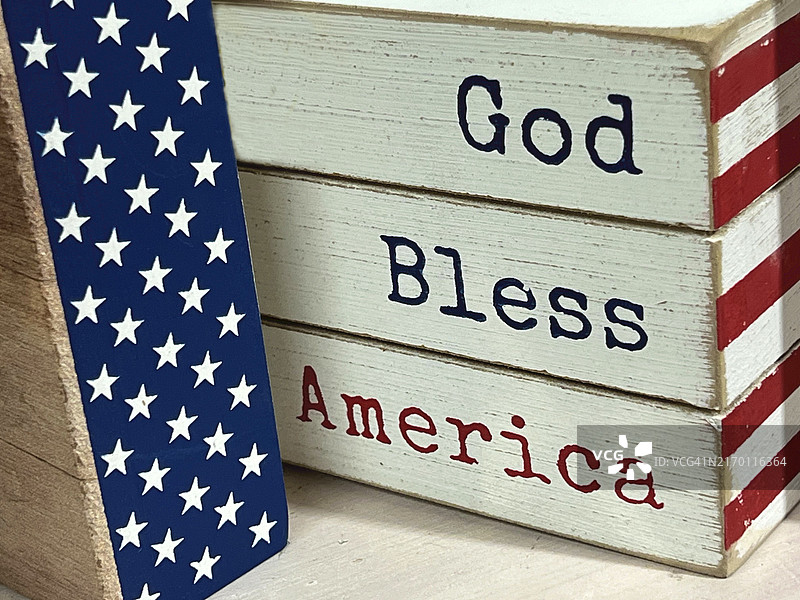 木制工艺品上的“上帝保佑美国”标志，红白蓝配色图片素材