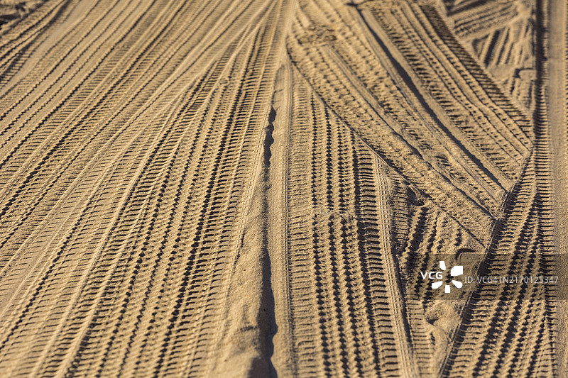沙地上的轮胎痕迹图片素材